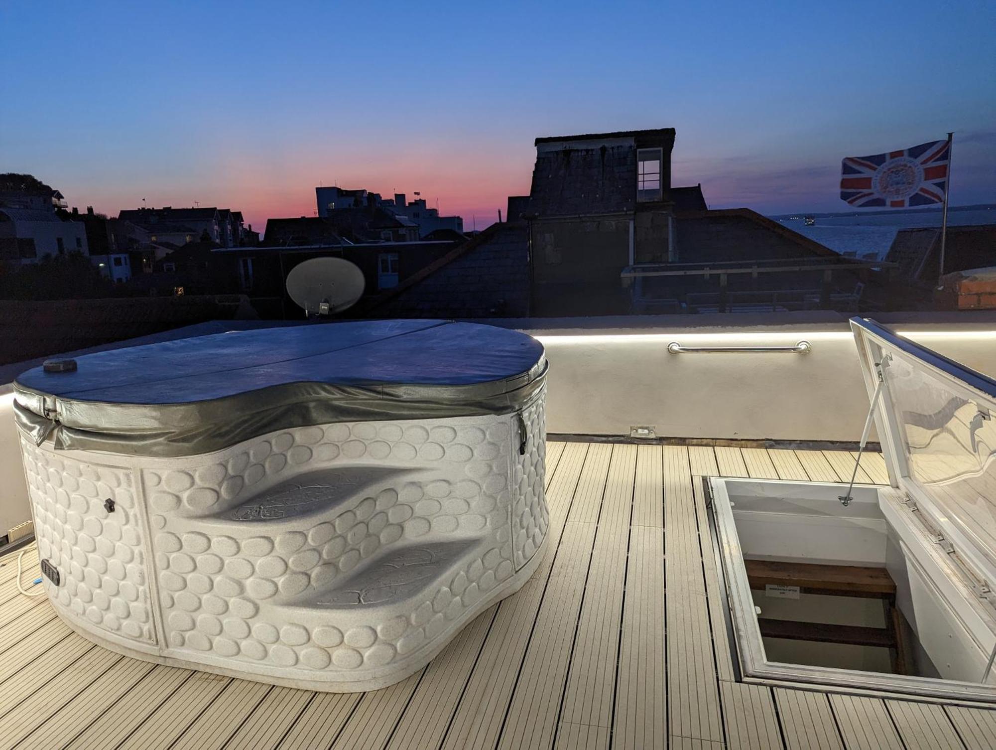 Seafarer'S View - 6 Bedroom Townhouse In Cowes, Parking & Seaviews. Cowes  Esterno foto